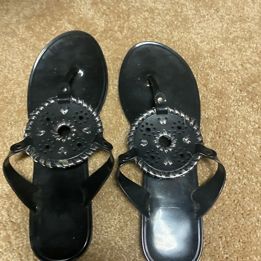Black sandals/flip flops